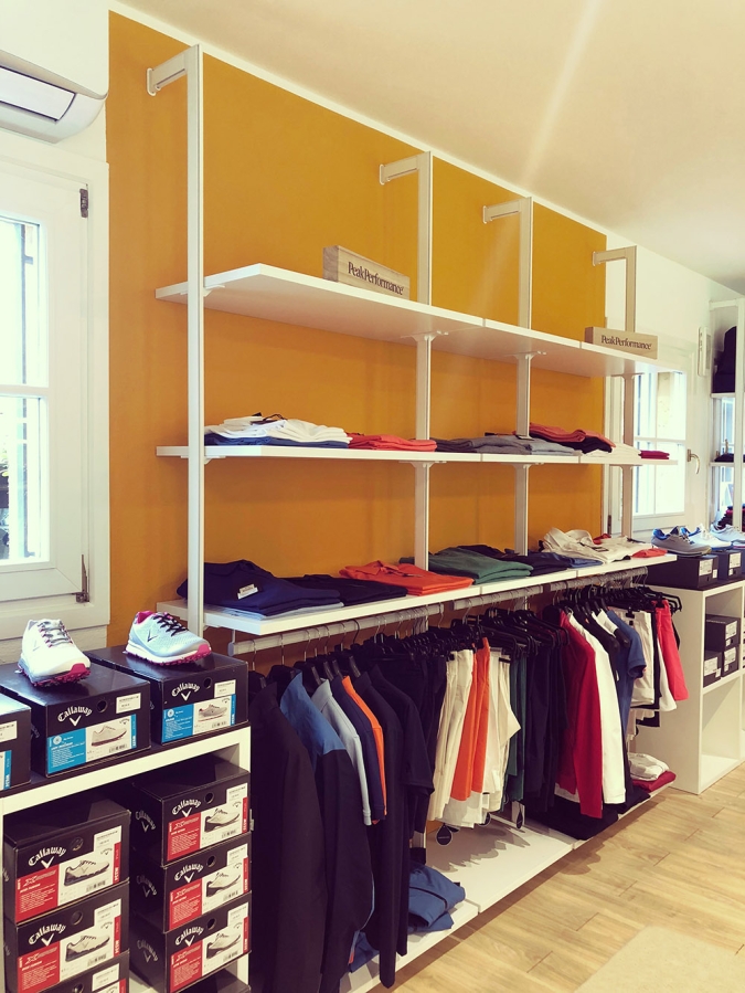 arredamento negozio abbigliamento sportivo golf club castelconturbia pro shop (18)